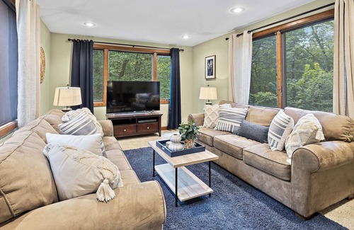 The Galena Territory Cabaña | Warm & Cozy 3-Bedroom Cottage - With Hot Tub