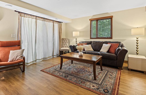 The Galena Territory Cabaña | Warm & Cozy 3-Bedroom Cottage - With Hot Tub