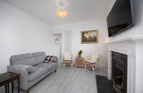 Lincoln Casa | Warm & Inviting Home | Lincoln Hospital | Sleeps 5