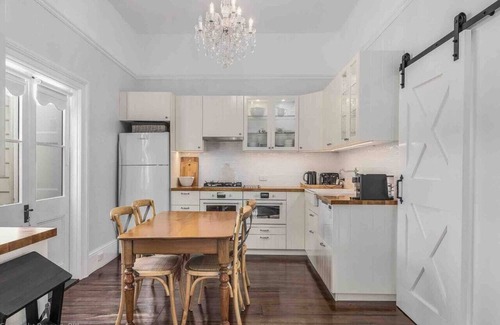 Hobart Central Business District Villa | Warm, Inviting & Luxurious The Barn