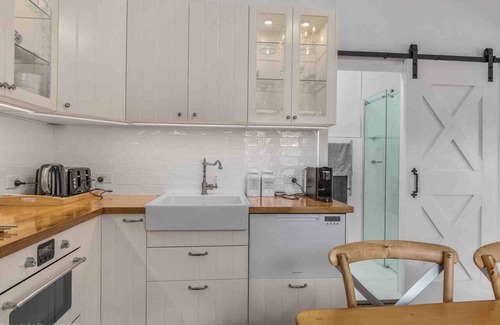 Hobart Central Business District Villa | Warm, Inviting & Luxurious The Barn