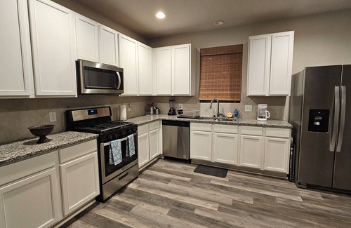 Westfield Casa | Warm, Inviting Private Room by IAH - Fast WiFi