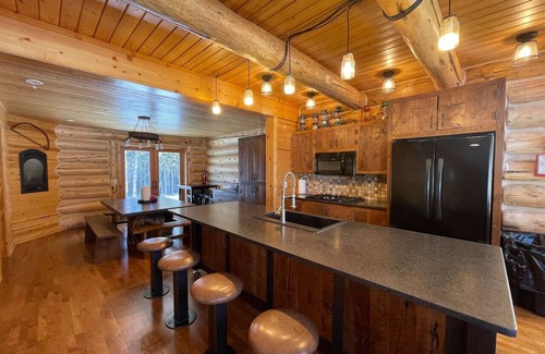 Dubois Cabina | Warm Springs Lodge near Yellowstone, National Forest & UTV Trails
