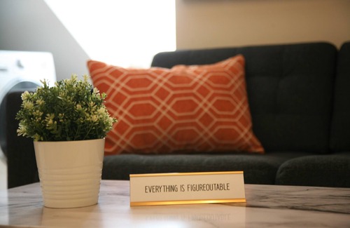 Midtown Village Apartamento | Warm & Unique - Amazing Downtown Location - 2 Queen Beds - Disney+ Included