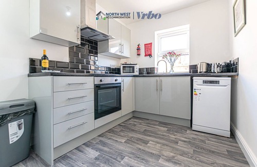 Warrington Casa | Warrington 3BR House – Ideal for Contractors Stay with Free WiFi & Parking