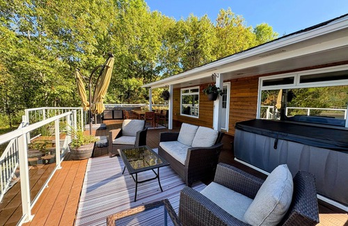 Springfield Casa | Washademoak Lakefront Escape with Hot Tub and Outdoor Kitchen