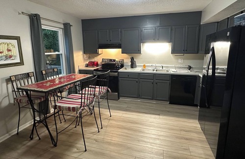Hickory Apartamento | Washer, Dryer, Desk, Smart TV, Blackout Shades, Fully Stocked Kitchen Cookware