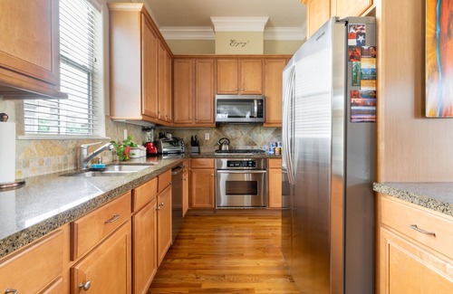 Montrose Casa | Washington Corridor & Park Living 2 Bedroom Home by RedAwning