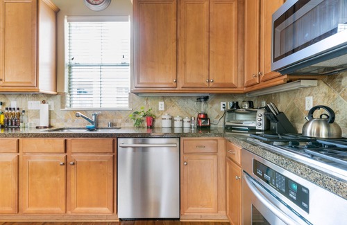 Montrose Casa | Washington Corridor & Park Living 2 Bedroom Home by RedAwning