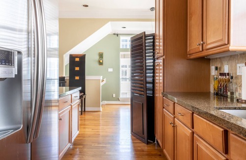 Montrose Casa | Washington Corridor & Park Living 2 Bedroom Home by RedAwning