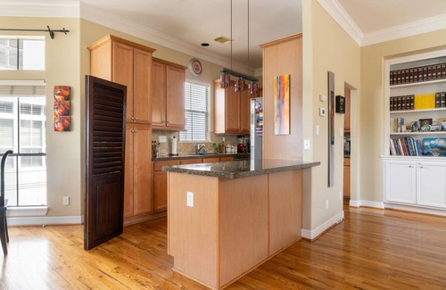 Montrose Casa | Washington Corridor & Park Living 2 Bedroom Home by RedAwning