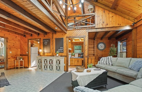 Tylersville Cabina | Wasson Woods Retreat w/ Fire Pit & HOT TUB