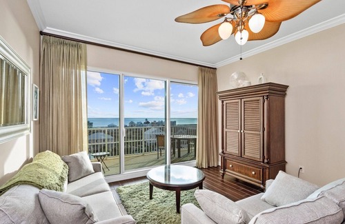 Fort Morgan Condominio | Watch the Dolphins play from this 6th floor Fort Morgan Condo.