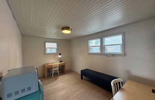 Geneva-on-the-Lake Cabaña | Water Edge Cottage