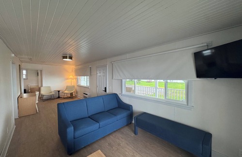 Geneva-on-the-Lake Cabaña | Water Edge Cottage