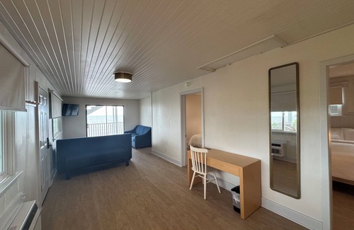 Geneva-on-the-Lake Cabaña | Water Edge Cottage