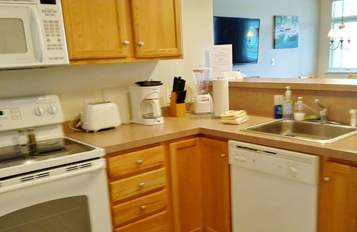 Huddleston Complejo | Water front king beds resort w/ amenities at Mariners Landing