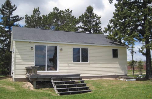 Sault Ste. Marie Cabina | Water Front Year Round Cabin on East Side of Sugar Island