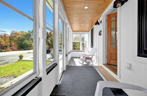 Georges Mills Casa | Water View 4br, 1 min to Lake Sunapee, w/ Hot Tub!
