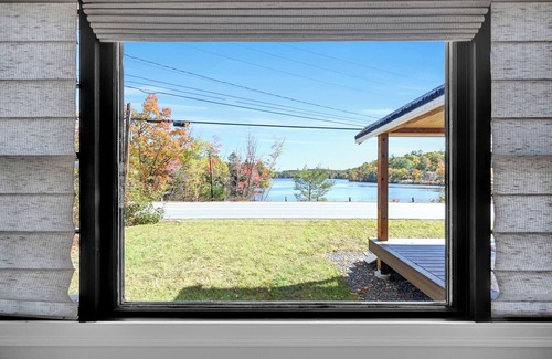 Georges Mills Casa | Water View 4br, 1 min to Lake Sunapee, w/ Hot Tub!