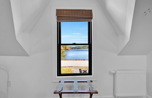 Georges Mills Casa | Water View 4br, 1 min to Lake Sunapee, w/ Hot Tub!