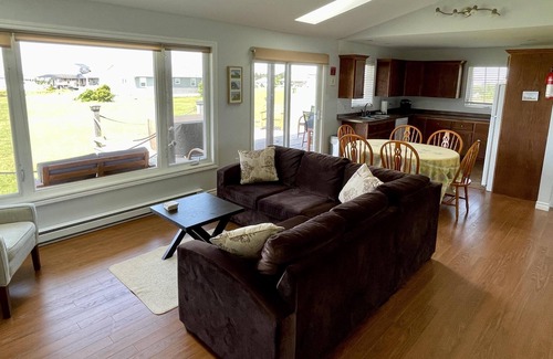 Darnley Cabaña | Water view cottage - Walk to Thunder Cove Beach!