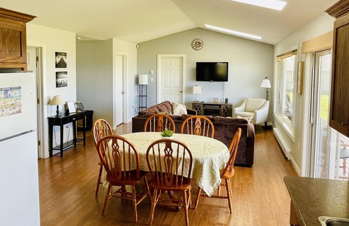 Darnley Cabaña | Water view cottage - Walk to Thunder Cove Beach!