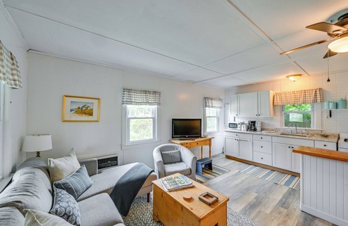 Town of Southold Town Cabaña | Water-View New Suffolk Cottage on North Fork!