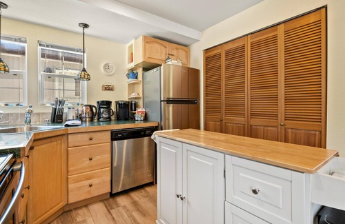 Blaine Casa | Water view, walking distance to beach, BBQ, decks, laundry BBH 4836