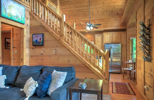 Skyland Cabina | Waterfall Cabin | Creekside Retreat w/ Hot Tub + Views + Biltmore Pass