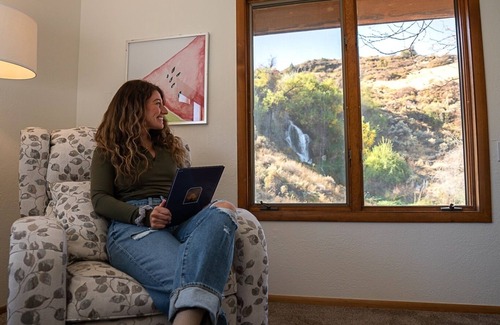 Filer Casa | Waterfall House, in the Snake River Canyon