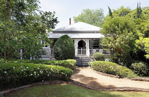 North Maleny Casa | Waterfall Lodge - Timeless Grandeur and Luxury