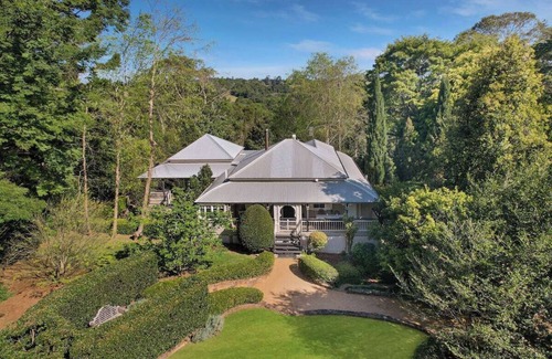 North Maleny Casa | Waterfall Lodge - Timeless Grandeur and Luxury