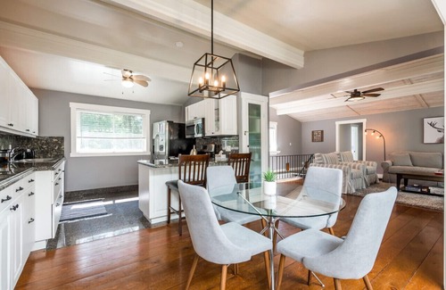 Bracebridge Casa | Waterfalls * Hottub * Sauna * WIFI * FIREPIT * Luxury