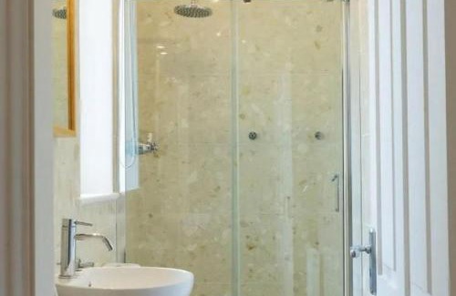 Ardmore Villa | Waterford Villa - 5 Bed - Sleeps 10 - Parking