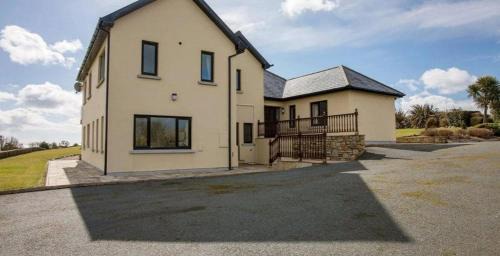 Ardmore Villa | Waterford Villa - 5 Bed - Sleeps 10 - Parking
