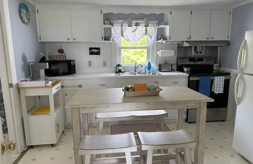 Deep Hole Cabaña | Waterfowl Watch Cottage - Chincoteague Island Quiet area,bikes, fall rates