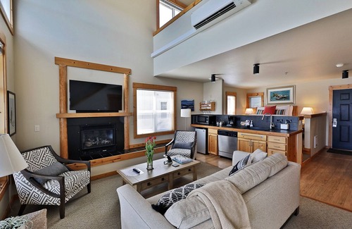 Langley Condominio | Waterfront 2 bedroom condo - private deck offering spectacular views