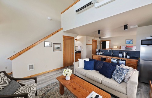 Langley Condominio | Waterfront 2 bedroom condo - private deck offering spectacular views