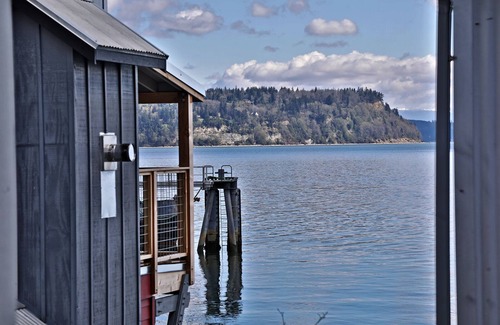 Langley Condominio | Waterfront 2 bedroom condo - private deck offering spectacular views