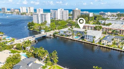 Boca Raton Apartamento | Waterfront 2BR Escape - Pool, Gym & Balcony with Intracoastal Views