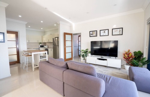 Burraneer Casa | WATERFRONT 7x BEDROOM APARTMENT W/ HOT TUB