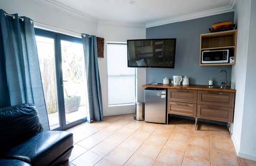 Burraneer Casa | WATERFRONT 7x BEDROOM APARTMENT W/ HOT TUB