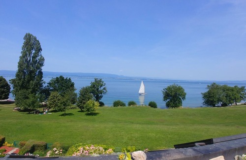 Anthy-sur-Leman Apartamento | Apartamento frente al mar con vista al lago y acceso