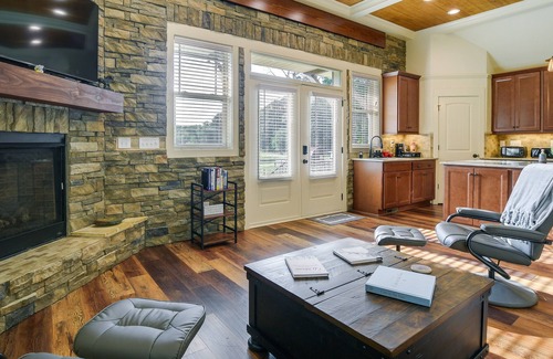 Benson Cabina | Waterfront Benson Retreat: Rescue Farm w/ a Lake!