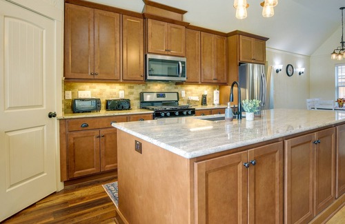 Benson Cabina | Waterfront Benson Retreat: Rescue Farm w/ a Lake!