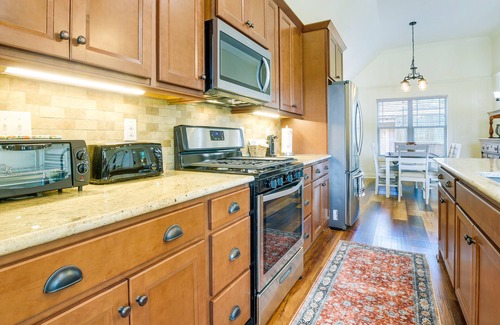 Benson Cabina | Waterfront Benson Retreat: Rescue Farm w/ a Lake!