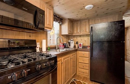 Cadiz Cabina | Waterfront Cabin at Prizer Point Includes Camper Parking
