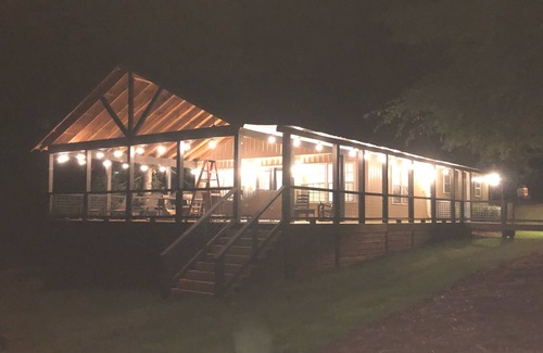 Dadeville Cabina | Waterfront cabin on Lake Martin near restaurants, golf and, AU football