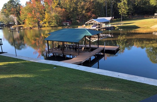 Dadeville Cabina | Waterfront cabin on Lake Martin near restaurants, golf and, AU football